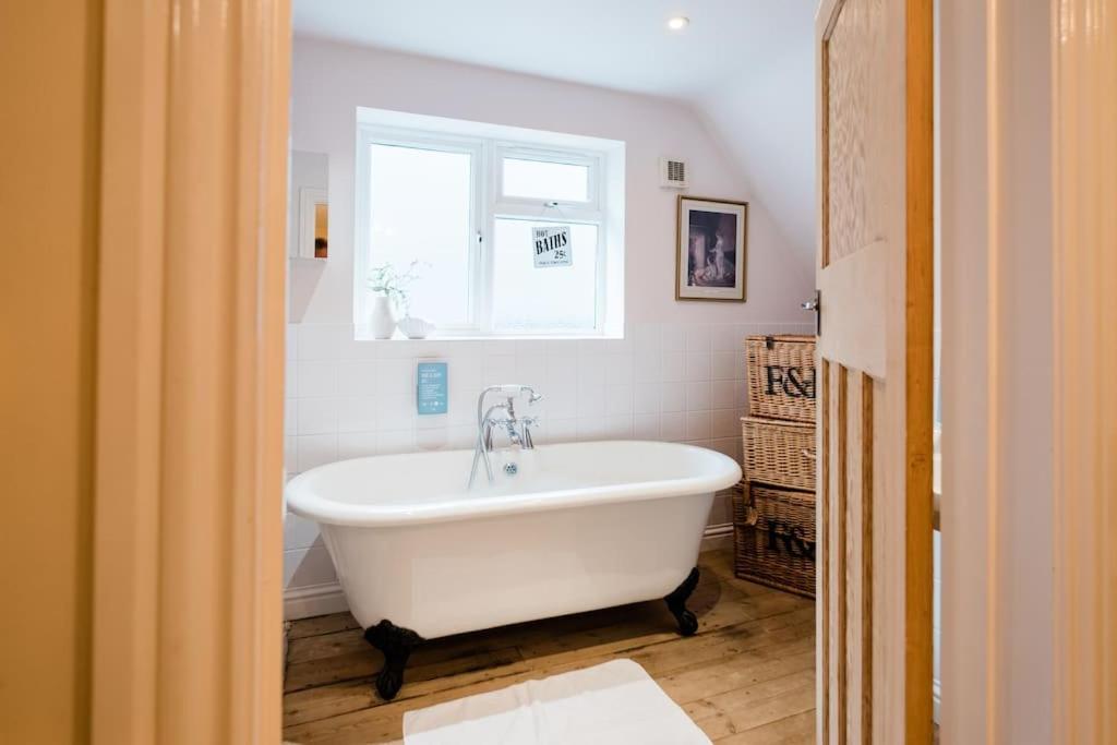 Spacious Home, Minutes Fom The Beach, Free Parking, Large Garden Area, Pets Welcome! Whitstable Exterior photo